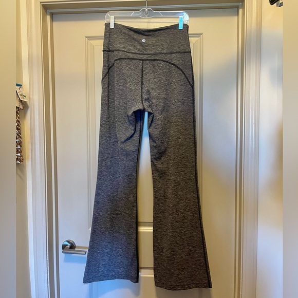 Lululemon Groove Super-High-Rise Flared Pant Nulu
Heathered Graphite Grey - Picture 2 of 7